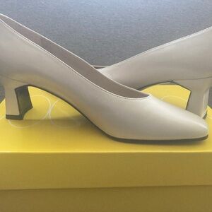 STUART Woman's Cream Shoes - 7B